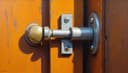 débarrer [QC] / ouvrir la serrure [FR] — to unlock