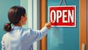 Le médecin est disponible aujourd'hui? — Is the doctor available today?