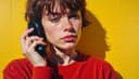 Who's calling, please? — Wer spricht bitte?