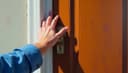 Can you close the door? — Kannst du die Tür schließen?