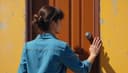 Can you close the door? — Можешь закрыть дверь?