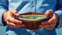 ¿Alguien puede prestarme dinero? — Can someone lend me money?