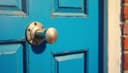 lock — замок; запирать