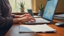 je travaille dans un bureau — I work in an office