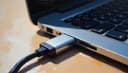 la clé USB — USB drive