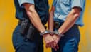 las esposas — handcuffs