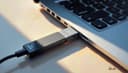 la clé USB — flash drive