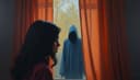 There is someone suspicious outside — Draußen ist eine verdächtige Person