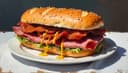 le smoked meat [QC] / — [FR] — smoked meat sandwich