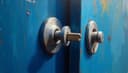 Lock the door immediately — Schließen Sie sofort die Tür ab
